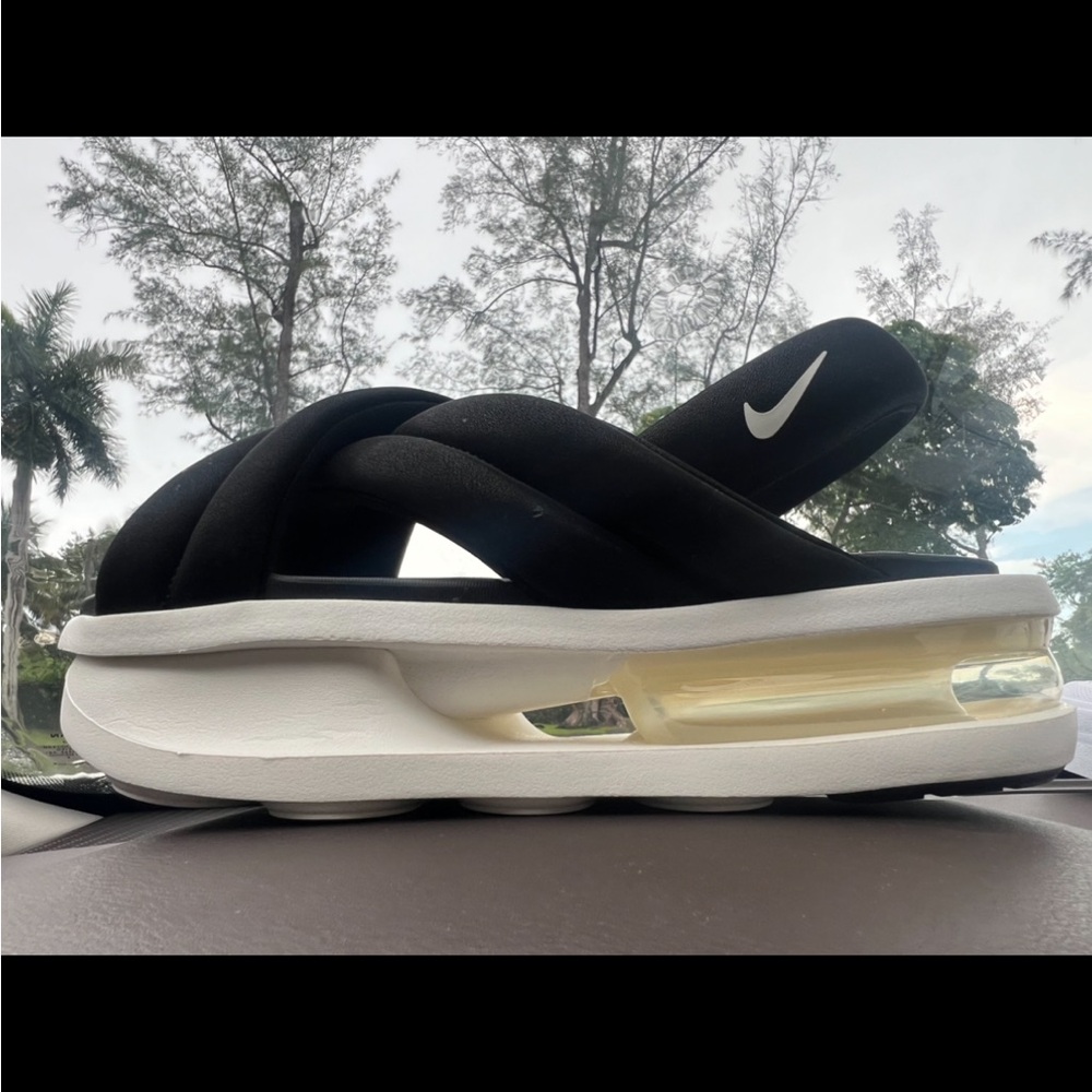 New Nike Wmns Air Max Isla Sandal 'Black
Sail' Us Size 10. New without box.